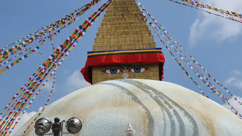 Estupa de Boudhanath con banderas de oracion en Katmandu, Nepal