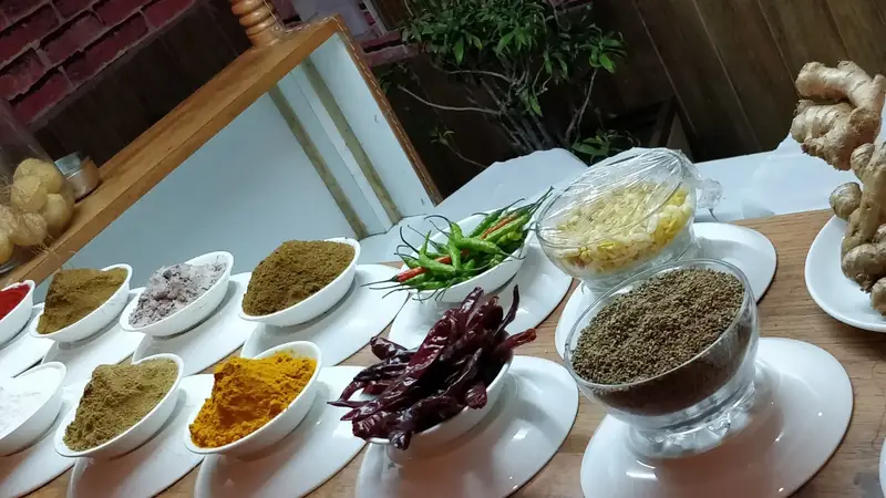 Especias, chiles secos, curcuma y jengibre dispuestos para cocinar, en Rishikesh