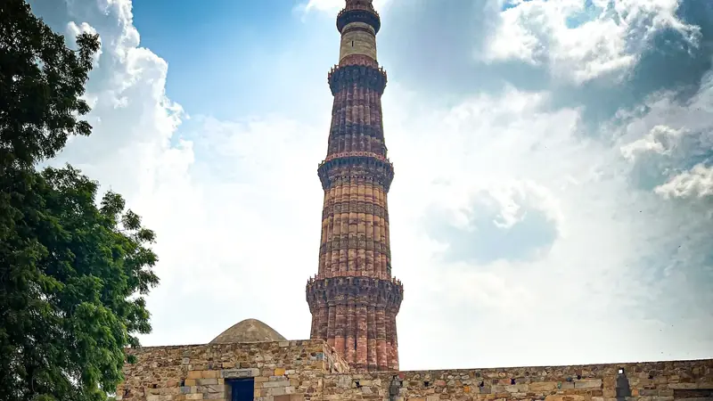 El alminar de Qutub Minar recortado contra el cielo, en Delhi