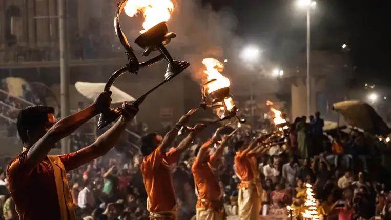 Ceremonia del Ganga Aarti con lamparas de fuego a orillas del Ganges, en Varanasi