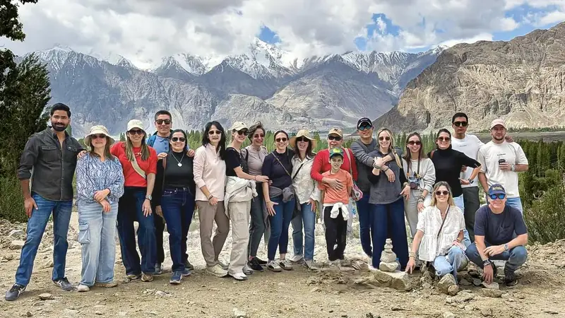 Guía de Mariposa Travels con un grupo de viajeros latinoamericanos en el Himalaya de Ladakh