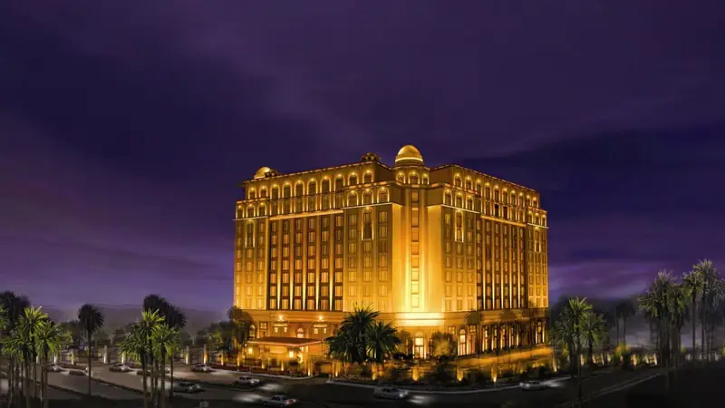 Fachada palaciega de un hotel de lujo en la India