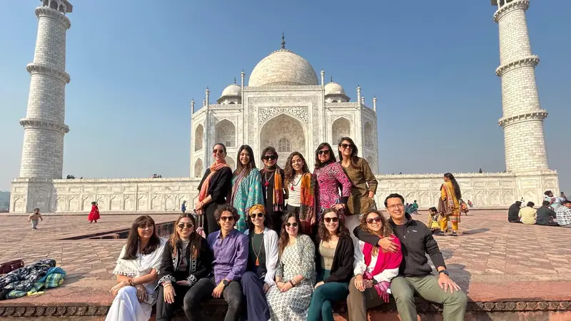 Viajera contemplando el Taj Mahal al amanecer durante un itinerario de lujo de 7 días por la India
