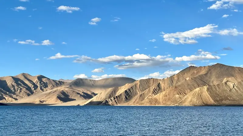 Aguas azules de un lago de altura entre montanas aridas, en Ladakh, India