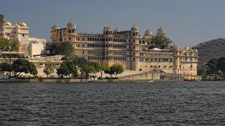 Palacio sobre el lago Pichola en Udaipur, ideal para luna de miel