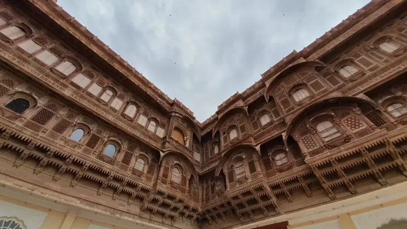 Patio interior del fuerte de Mehrangarh con fachadas de arenisca talladas, en Jodhpur, Rajastan
