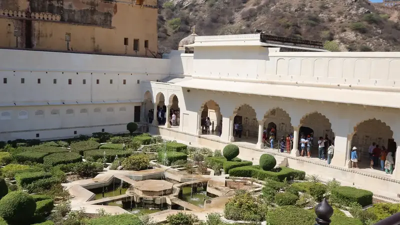 Palacio fortificado sobre una colina con jardin geometrico, en Rajastan, India