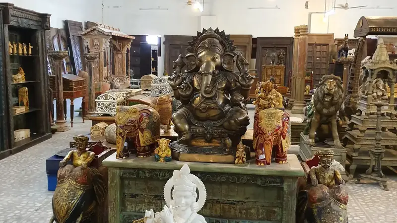 Esculturas de bronce y muebles tallados en un taller de artesania en Jodhpur, Rajastan