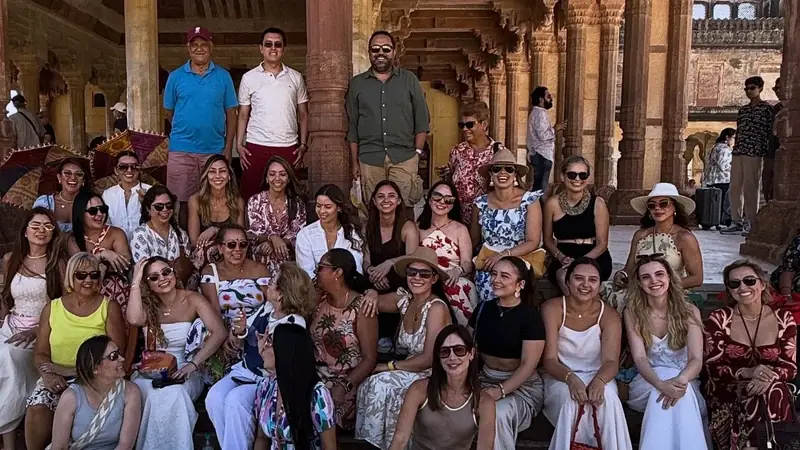 Palacio de Rajastán junto a una casa flotante en los backwaters de Kerala: los dos rostros de un viaje a la India