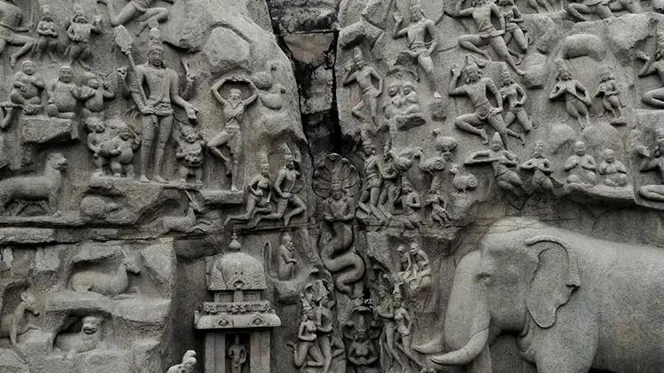 Templo dravídico del sur de la India con torres gopuram talladas