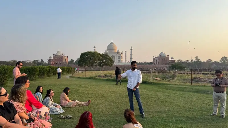 El Taj Mahal de Agra reflejado en el estanque a primera hora de la mañana
