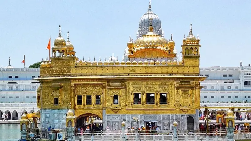 El Templo Dorado de Amritsar reflejado en su estanque sagrado
