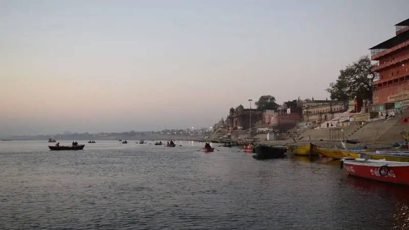 Amanecer sobre los ghats y el rio Ganges en Varanasi
