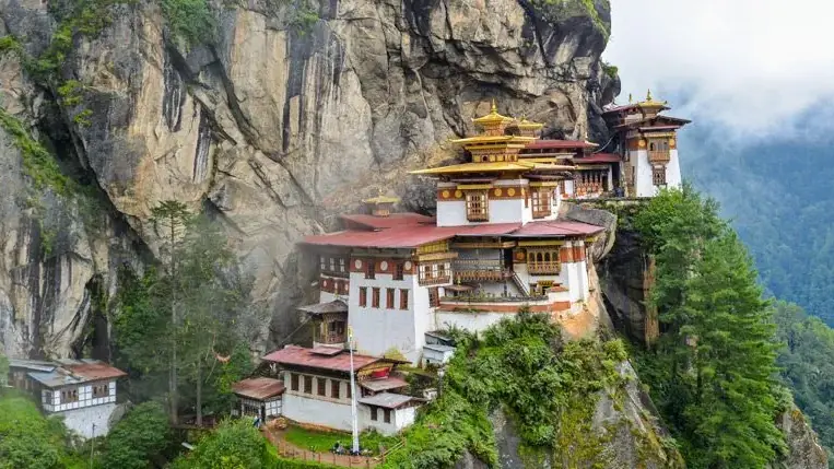 Monasterio del Nido del Tigre (Taktsang) en el valle de Paro, Bután