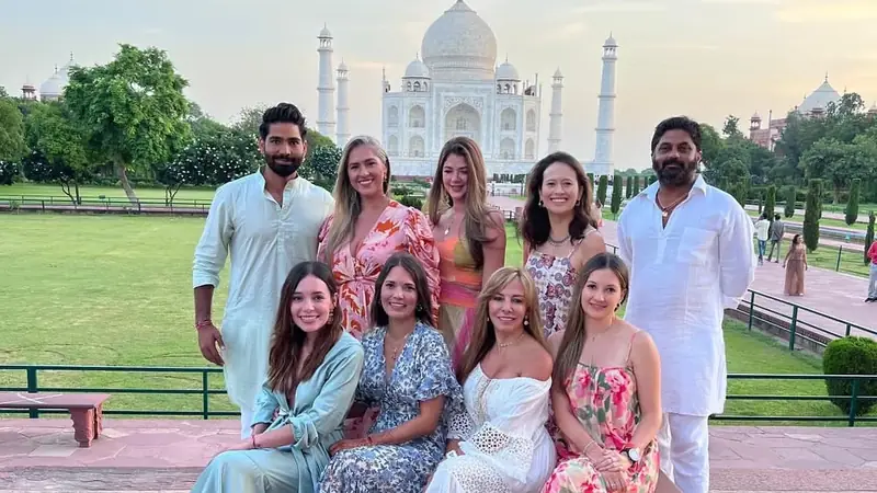 Viajeros explorando un monumento histórico en la India