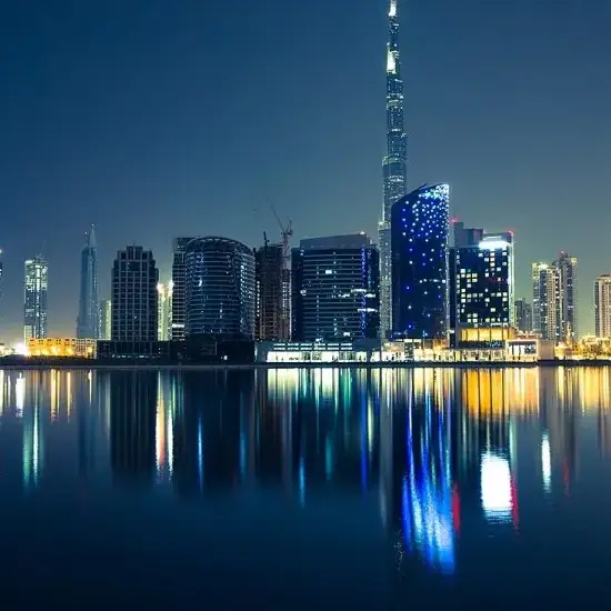 Horizonte de Dubái con el Burj Khalifa iluminado al anochecer