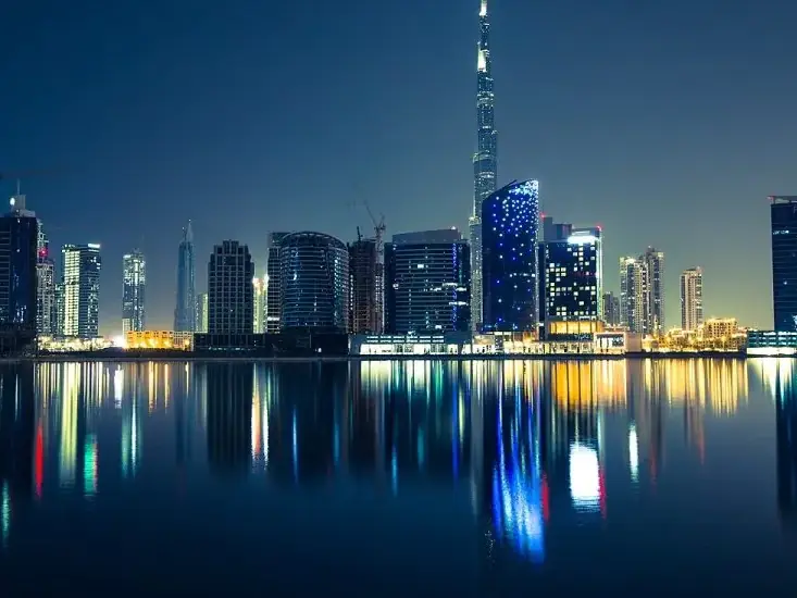 Horizonte de Dubái con el Burj Khalifa iluminado al anochecer