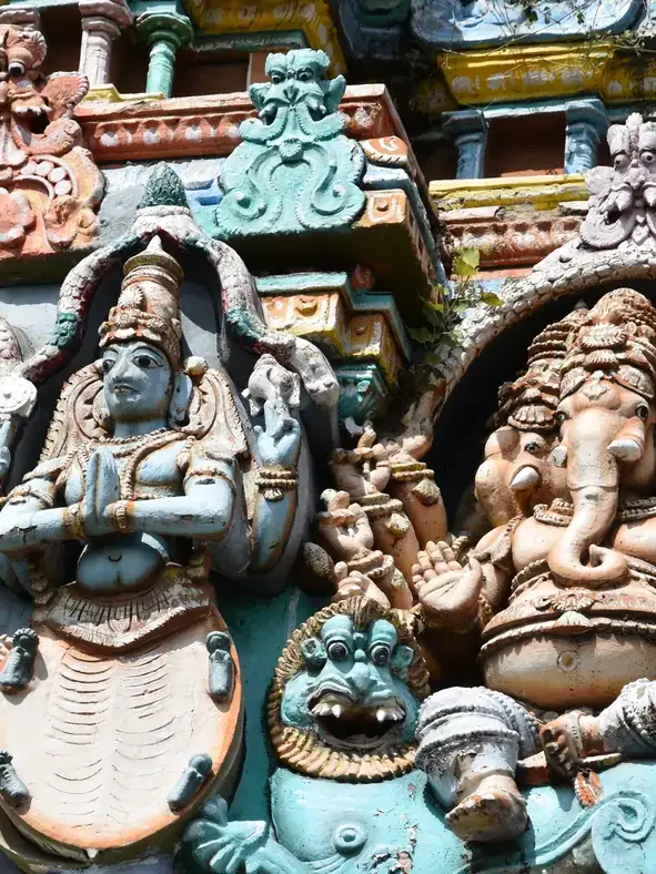 Detalle policromado de un gopuram del templo de Meenakshi, Madurai, Tamil Nadu