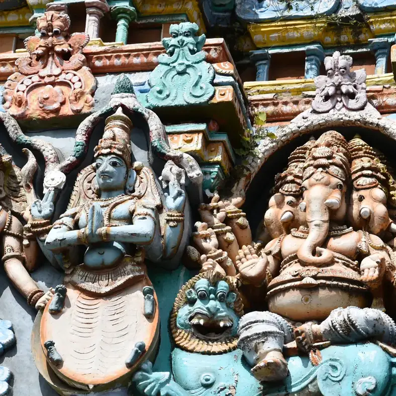 Detalle policromado de un gopuram del templo de Meenakshi, Madurai, Tamil Nadu