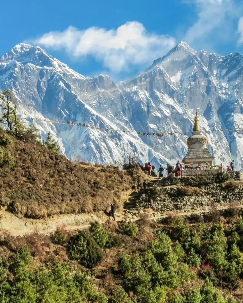 Ruedas de oración y banderas tibetanas en un templo de Katmandú, Nepal