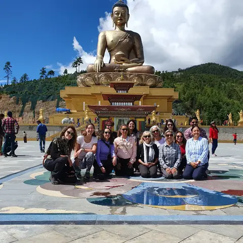 Grupo de viajeros ante la estatua gigante de Buda Dordenma en Timbu, Bután