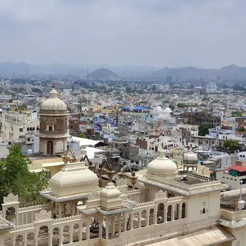 Vista panorámica de los tejados y templos de Udaipur desde lo alto