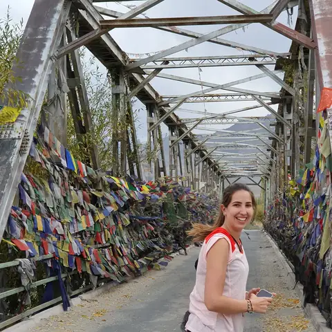 Banderas de oración budistas de colores atadas a un puente en Ladakh
