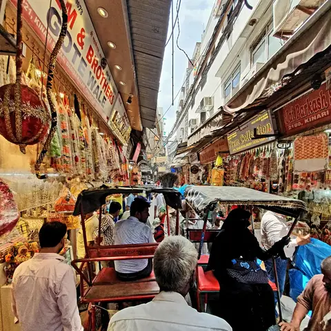 Rickshaw circulando por una calle de mercado abarrotada en la India