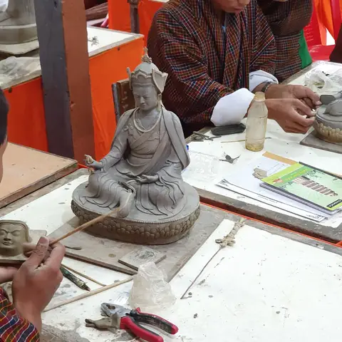 Artesano butanés esculpiendo una estatua de Buda en piedra