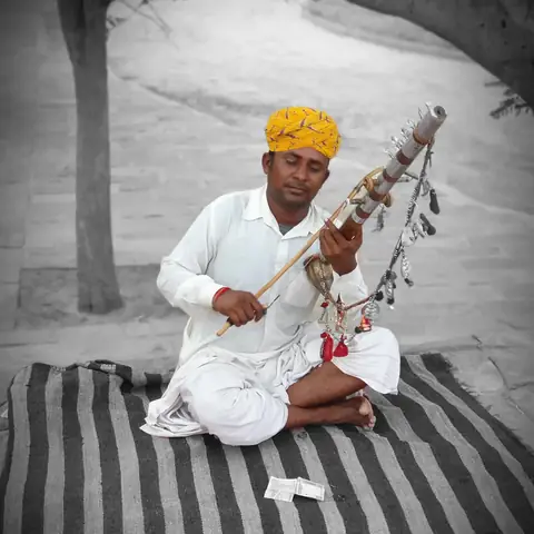 Hombre con turbante tocando un sarangi tradicional, retrato en blanco y negro en Jodhpur