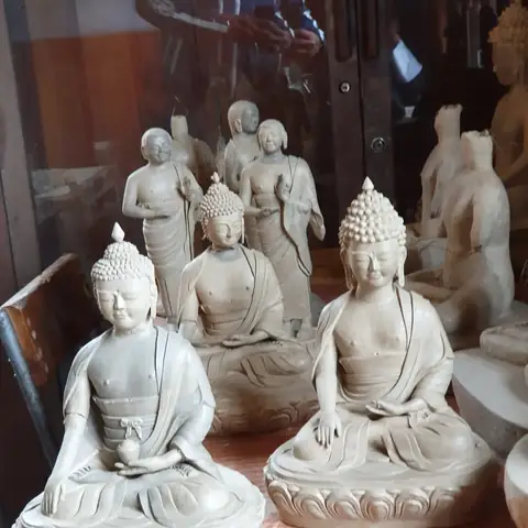 Figuras de Buda de arcilla sin pintar en un taller de artesanía tradicional en Bután