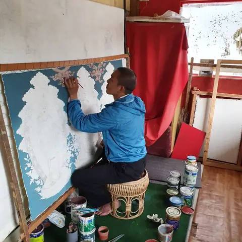Artista butanés pintando un thangka (pintura budista tradicional) en su estudio