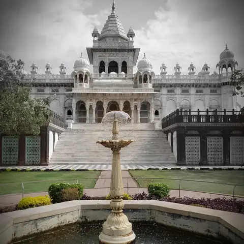 Fachada de mármol blanco de Jaswant Thada reflejada en una fuente, Jodhpur