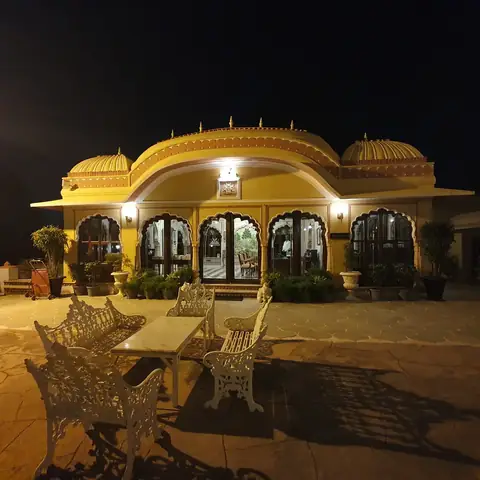 Fachada de un palacio indio iluminada por la noche