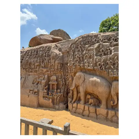 Gran relieve de piedra con elefantes tallados en Mahabalipuram, Tamil Nadu