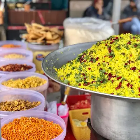 Puesto callejero con distintos snacks y frituras indias (namkeen) a la venta