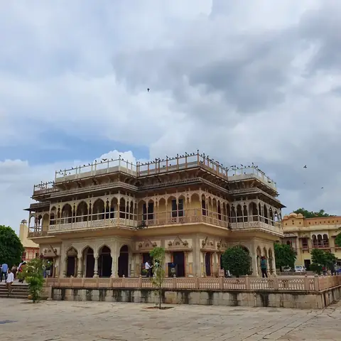 Fachada del Mubarak Mahal, en el City Palace de Jaipur, bajo un cielo de monzón