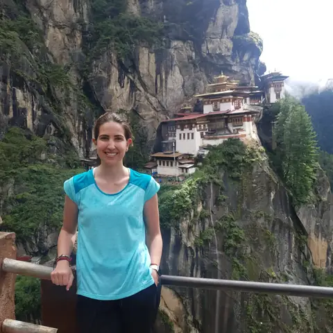 Viajera ante el monasterio Taktsang (Nido del Tigre), suspendido sobre un acantilado en Bután