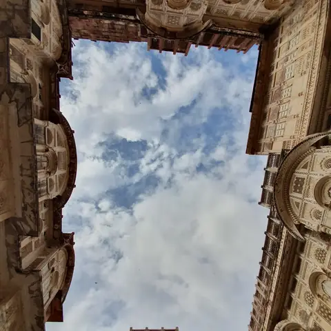 Nubes enmarcadas por los muros de arenisca tallada del fuerte de Mehrangarh, Jodhpur