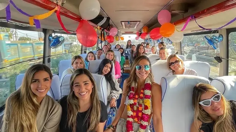 Organizadora junto a su grupo de viajeros en la India con Mariposa Travels