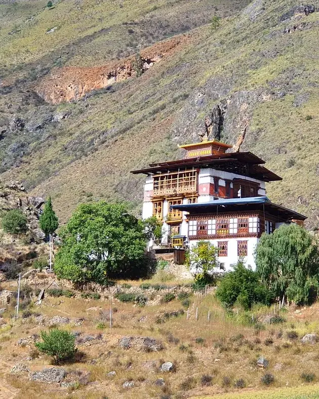 Dzong butanés entre montañas y campos en terrazas, valle de Paro