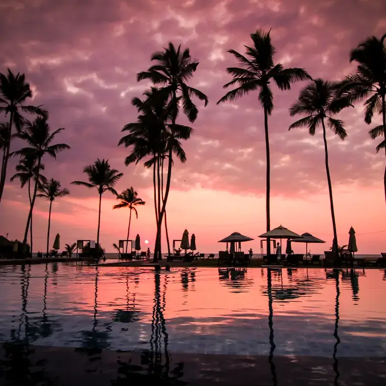 Atardecer junto al mar en Negombo, primera noche en la isla