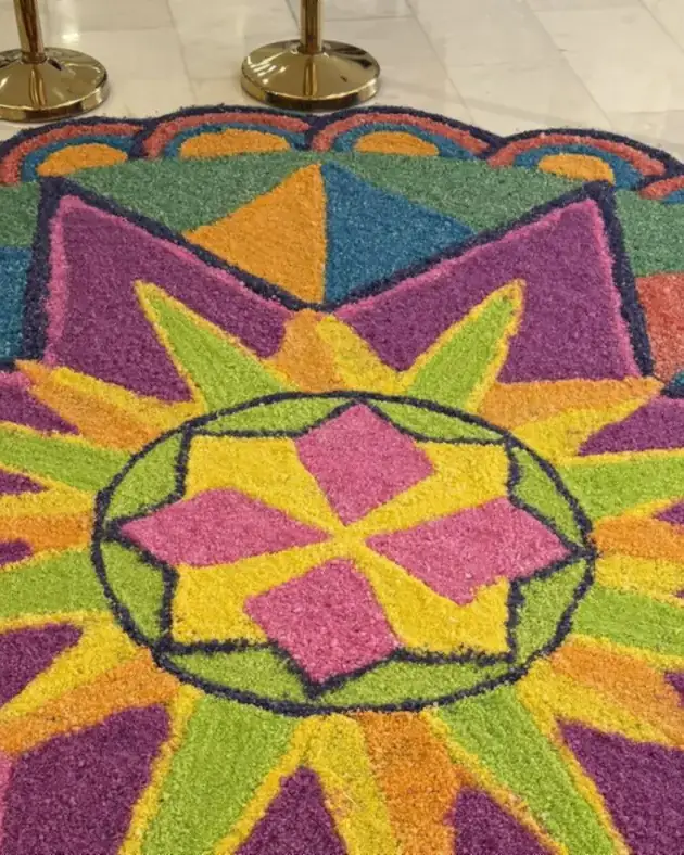 Kolam de colores dibujado en el suelo a la entrada, Chennai