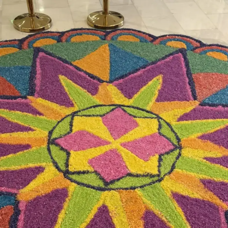 Kolam de colores dibujado en el suelo a la entrada, Chennai