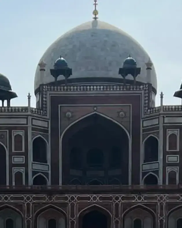 La tumba de Humayún reflejada en el canal, Delhi