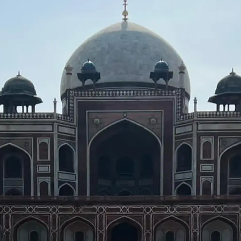 La tumba de Humayún reflejada en el canal, Delhi