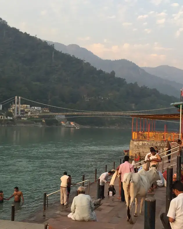 El Ganges a su paso por los ghats de Rishikesh