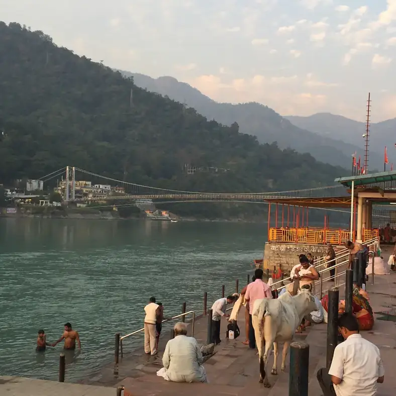 El Ganges a su paso por los ghats de Rishikesh