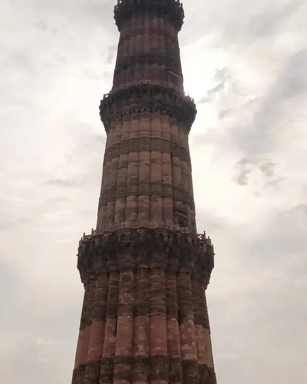 El Qutb Minar entre la bruma de Delhi