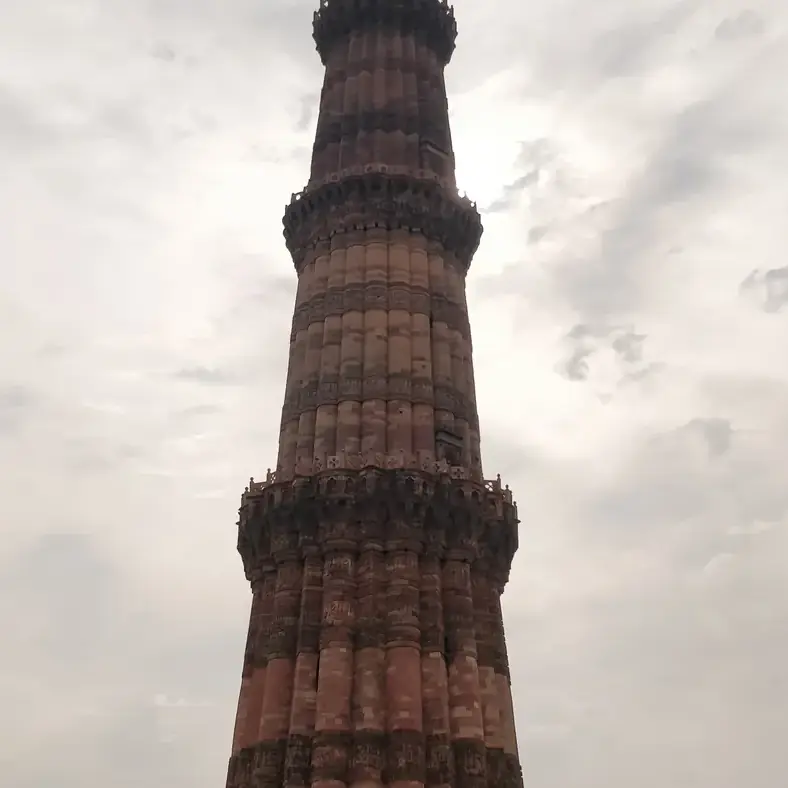 El Qutb Minar entre la bruma de Delhi